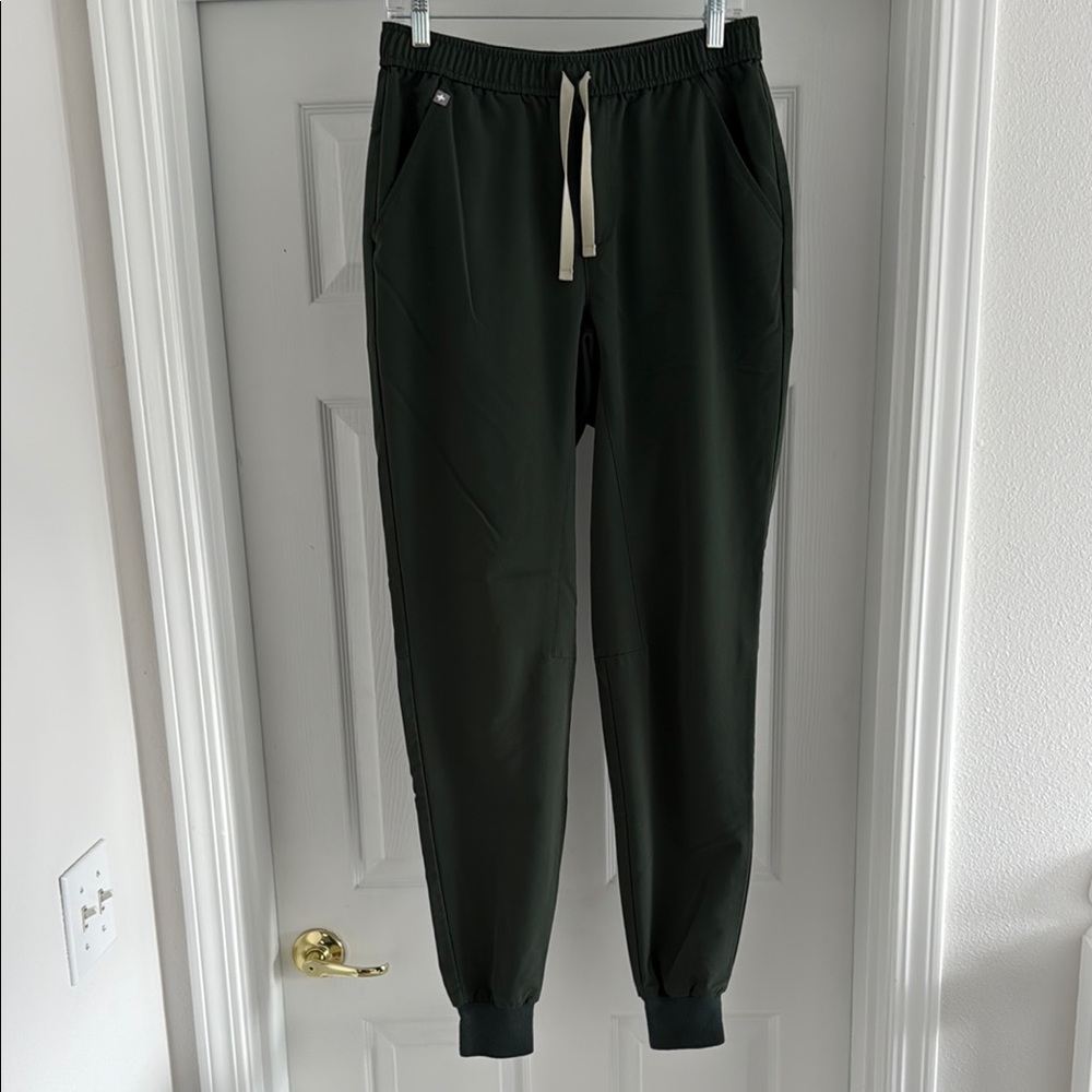Figs jogger scrub bottoms. Men’s medium tall. Forest green.
